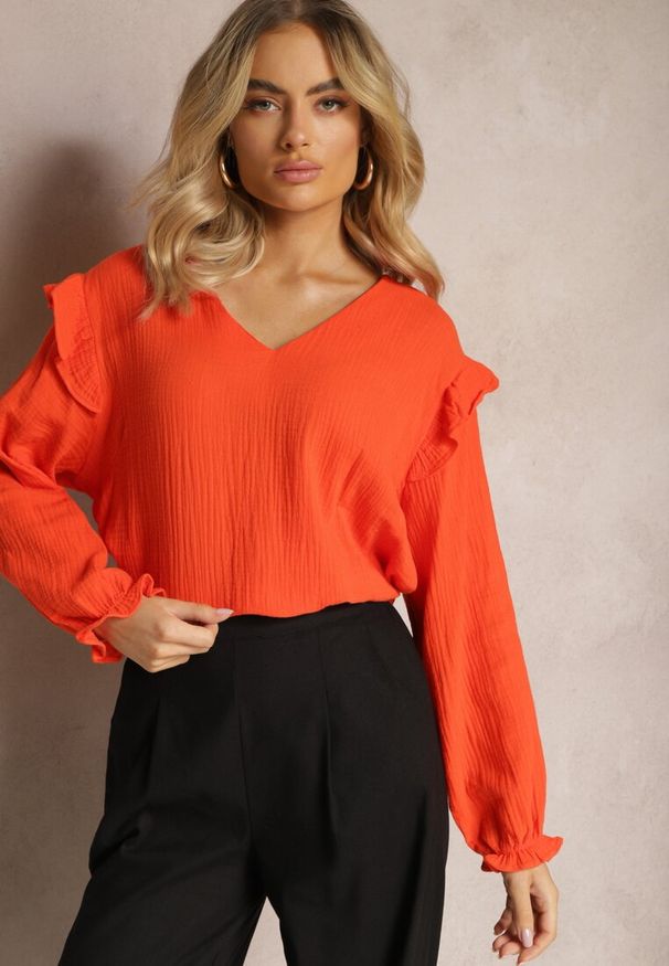 Renee - Pomarańczowa Bawełniana Bluzka z Trójkątnym Dekoltem i Ozdobną Falbanką Redsta. Kolor: pomarańczowy. Materiał: bawełna. Styl: elegancki
