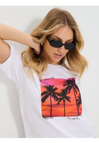 Sinsay - Bawełniana koszulka z nadrukiem wakacyjnym - biały. Kolor: biały. Materiał: bawełna. Wzór: nadruk. Styl: wakacyjny #1