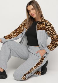 Born2be - Szary Komplet Dresowy Bluza ze Stójką i Szerokie Spodnie w Panterkę Savorre. Kolor: szary. Materiał: dresówka. Wzór: motyw zwierzęcy