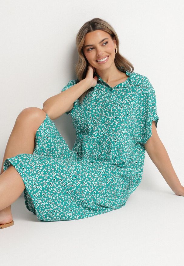 Born2be - Ciemnozielona Bawełniana Sukienka Koszulowa w Kwiaty z Rozkloszowanym Dołem Jerilsa. Okazja: na co dzień. Typ kołnierza: kołnierzyk klasyczny. Kolor: zielony. Materiał: bawełna. Długość rękawa: krótki rękaw. Wzór: kwiaty. Typ sukienki: koszulowe. Styl: klasyczny, casual, elegancki