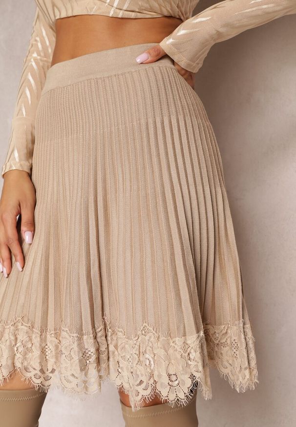 Renee - Beżowa Spódnica Mini Rozkloszowana z Gumką w Talii Saniurio. Kolor: beżowy. Długość: krótkie