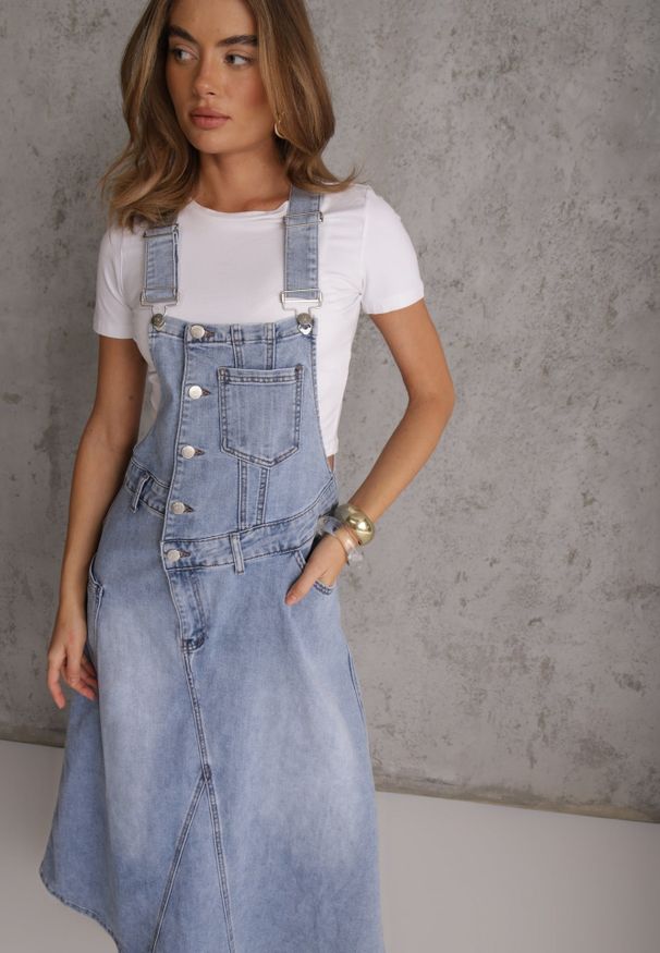 Renee - Niebieska Jeansowa Sukienka Ogrodniczka z Bawełną o Trapezowym Fasonie Orerris. Okazja: na co dzień. Kolor: niebieski. Materiał: bawełna, jeans. Długość rękawa: na ramiączkach. Sezon: lato. Typ sukienki: trapezowe. Styl: retro, casual