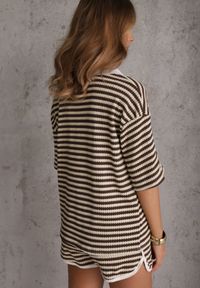 Renee - Beżowo-Brązowy Oversizowy Komplet z Dzianiny w Paski Koszulka Polo i Krótkie Spodenki Nanea. Kolor: beżowy. Materiał: dzianina. Wzór: paski #2