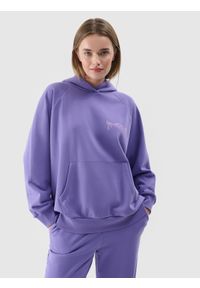4f - 4F Bluza dresowa nierozpinana z kapturem damska - fioletowa XXL. Okazja: na co dzień. Typ kołnierza: kaptur. Kolor: fioletowy. Materiał: dresówka. Długość rękawa: raglanowy rękaw. Wzór: napisy, gładki, ze splotem. Styl: sportowy, casual