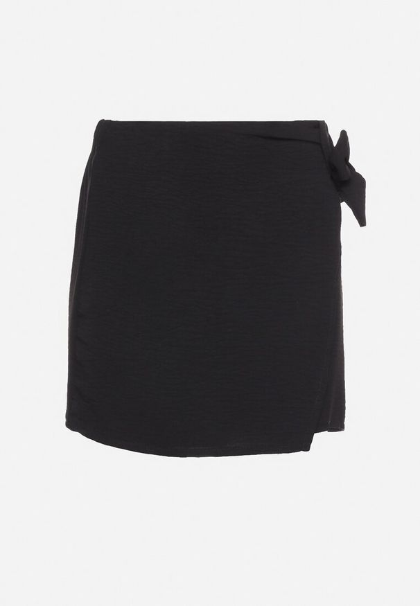 Born2be - Czarne Szorty z Gumką w Pasie i Paskami z Asymetryczną Falbanką Biozara. Kolor: czarny. Materiał: jedwab. Sezon: lato. Styl: elegancki