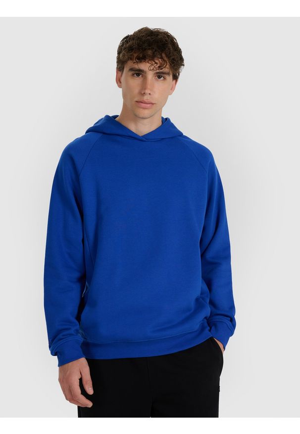 4f - 4F Bluza dresowa nierozpinana z kapturem męska - niebieska S. Okazja: na co dzień. Typ kołnierza: kaptur. Kolor: niebieski. Materiał: dresówka. Długość rękawa: raglanowy rękaw. Styl: casual, sportowy
