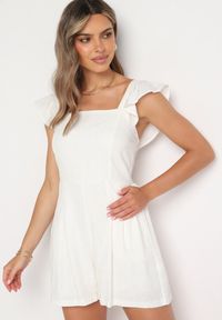 Born2be - Biały Kombinezon Bawełniany na Ramiączkach z Falbanką i Krótkimi Nogawkami Liadia. Kolor: biały. Materiał: bawełna. Długość rękawa: na ramiączkach. Długość: krótkie. Styl: klasyczny #1