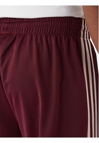 Adidas - adidas Spodnie dresowe KE1651 Bordowy Regular Fit. Kolor: czerwony. Materiał: syntetyk #3