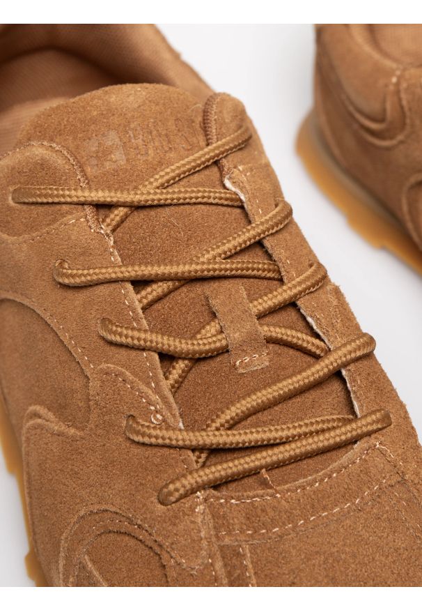 Big-Star - Sneakersy damskie ze skóry naturalnej zamszowej brązowe RR274821 802. Okazja: na co dzień, na spacer. Kolor: brązowy. Materiał: zamsz, skóra. Sport: turystyka piesza