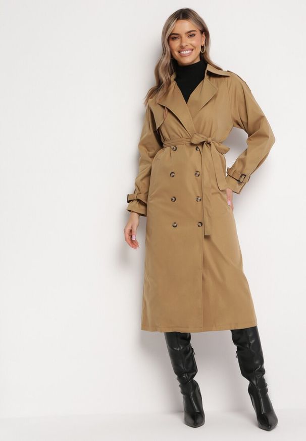 Born2be - Jasnobrązowy Długi Płaszcz Trencz Dwurzędowy z Paskiem w Talii Cadenite. Typ kołnierza: kolnierz wykładany. Kolor: brązowy. Długość: długie