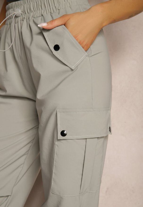 Renee - Szare Spodnie Cargo High Waist z Ozdobnymi Kieszeniami Leriora. Okazja: na co dzień. Stan: podwyższony. Kolor: szary. Styl: elegancki, casual