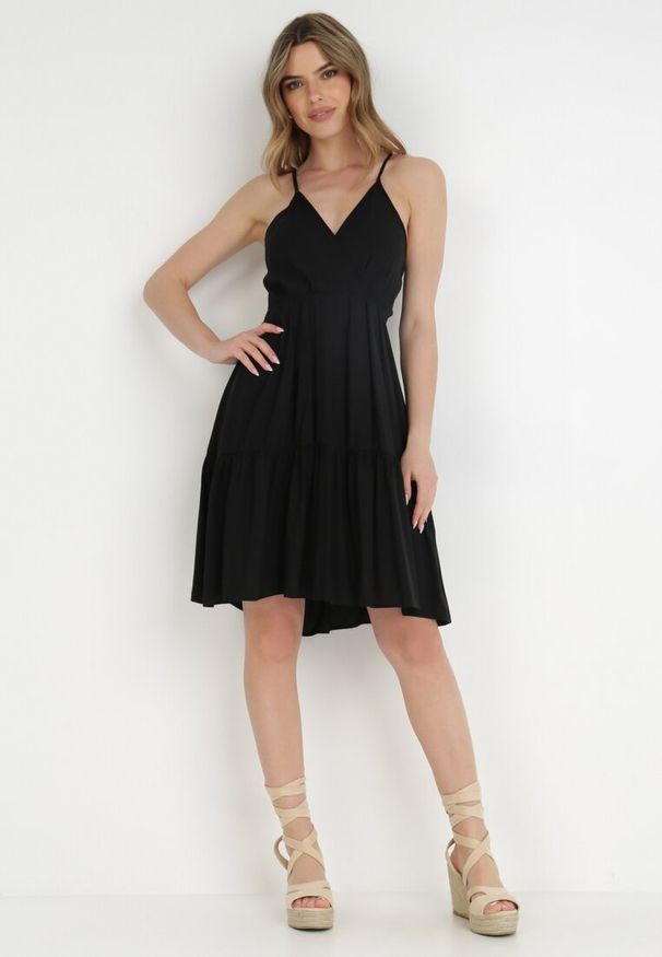 Born2be - Czarna Sukienka z Wiskozy Aikena. Kolor: czarny. Materiał: wiskoza. Długość rękawa: na ramiączkach. Typ sukienki: kopertowe. Długość: mini