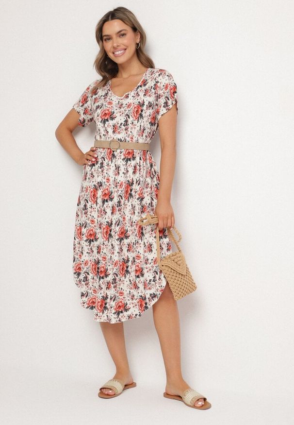 Born2be - Czerwona Sukienka Bawełniana z Asymetrycznym Dołem w Kwiatki Nativienne. Kolor: czerwony. Materiał: bawełna. Długość rękawa: krótki rękaw. Wzór: kwiaty. Sezon: lato. Typ sukienki: asymetryczne. Styl: elegancki