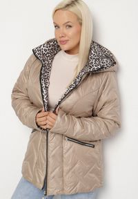 Born2be - Beżowa Pikowana Kurtka z Kapturem i Podszewką w Panterkę Felandre. Okazja: na co dzień, na spacer. Typ kołnierza: kaptur. Kolekcja: plus size. Kolor: beżowy. Materiał: jeans. Wzór: motyw zwierzęcy. Styl: klasyczny, casual #4
