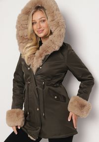 Born2be - Zielono-Beżowa Kurtka Parka z Kapturem i Odpinanymi Futerkowymi Zdobieniami Inessara. Okazja: na co dzień. Typ kołnierza: kaptur. Kolor: zielony. Materiał: skóra. Wzór: aplikacja. Styl: casual, elegancki #3