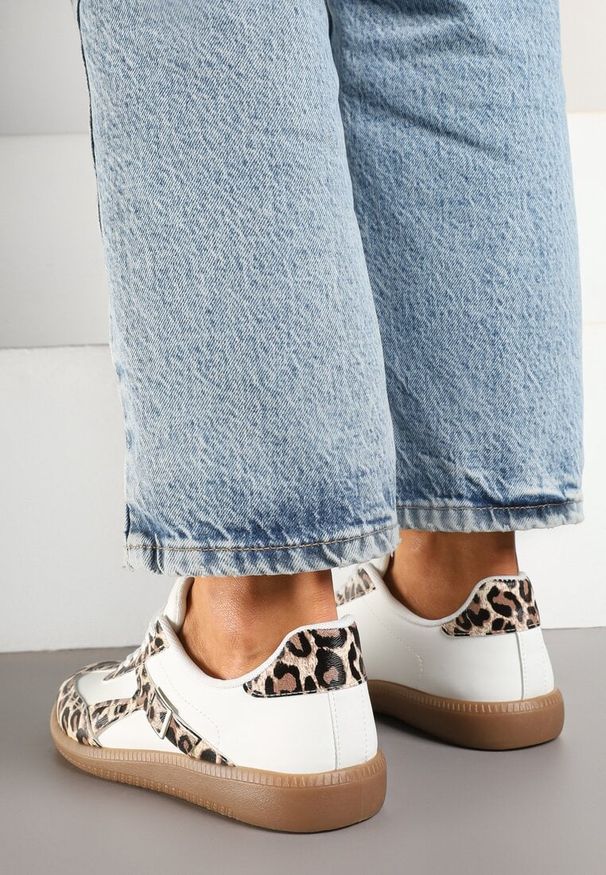 Born2be - Panterkowo-Białe Sneakersy w Stylu Kultowych Tenisówek z Ozdobną Klamerką Senaliera. Okazja: na co dzień. Zapięcie: sznurówki. Kolor: biały. Materiał: jeans