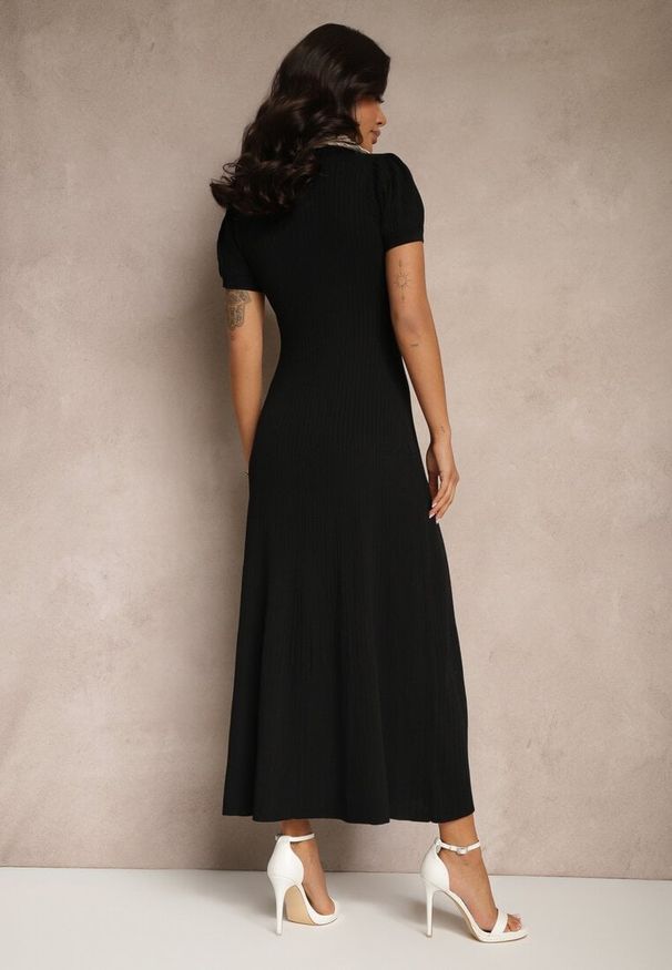 Renee - Czarna Wiskozowa Sukienka Rozkloszowana Retro z Guzikami i Kołnierzem Ardival. Okazja: na spacer, na co dzień. Kolor: czarny. Materiał: wiskoza. Wzór: ażurowy, aplikacja. Typ sukienki: proste, rozkloszowane. Styl: retro