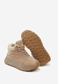 Born2be - Jasnobrązowe Sneakersy Śniegowce Vices na Grubej Podeszwie Ozdobione Futerkiem i Napisem Nelinena. Okazja: na co dzień. Kolor: brązowy. Materiał: futro. Wzór: aplikacja, napisy. Sport: golf #4