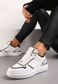 Renee - Biało-Czarne Sneakersy na Platformie Ozdobione Brokatem i Metaliczną Wstawką Mexia. Kolor: biały. Wzór: aplikacja. Obcas: na platformie #1