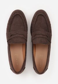 Renee - Ciemnobrązowe Mokasyny VICES ze Skórzaną Wkładką i Marszczeniem przy Nosku Ananora. Kolor: brązowy. Materiał: skóra. Styl: klasyczny, elegancki #9