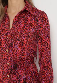 Born2be - Czerwona Sukienka Koszulowa Wiązana w Pasie Macedonia. Kolor: czerwony. Materiał: materiał. Długość rękawa: długi rękaw. Wzór: nadruk. Typ sukienki: koszulowe. Styl: elegancki. Długość: midi #5