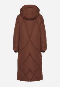 Born2be - Brązowa Pikowana Kurtka o Długim Pudełkowym Kroju z Kapturem i Kieszeniami Attesina. Okazja: na co dzień. Typ kołnierza: kaptur. Kolor: brązowy. Materiał: wełna, jeans. Długość: długie. Sezon: zima. Styl: casual, elegancki, klasyczny #3