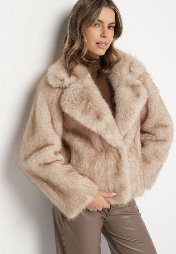 Born2be - Beżowa Kurtka Futerko z Ozdobnym Kołnierzem Talliea. Okazja: na co dzień. Kolor: beżowy. Materiał: futro. Styl: elegancki, wizytowy, klasyczny, casual