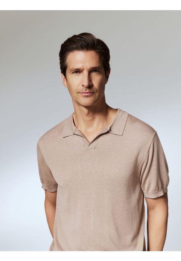 Reserved - Koszulka polo z Lyocellu - beżowy. Typ kołnierza: polo. Kolor: beżowy. Materiał: dzianina