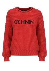 Ochnik - Czerwony sweter damski z logo OCHNIK. Kolor: czerwony. Materiał: materiał. Długość: długie. Wzór: napisy. Styl: elegancki #2