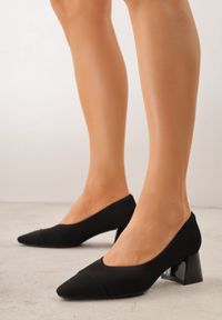 Renee - Czarne Czółenka VICES na Niskim Obcasie z Elastycznej Dzianiny z Amortyzującą Wkładką Zaehira. Nosek buta: szpiczasty. Kolor: czarny. Materiał: dzianina. Szerokość cholewki: normalna. Obcas: na obcasie. Wysokość obcasa: niski #7