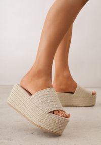 Born2be - Beżowe Klapki na Platformie ze Sznurka z Szerokim Paskiem i Odkrytym Noskiem Lillani. Kolor: beżowy. Obcas: na platformie #8