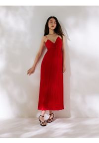 Reserved - Sukienka maxi z kwiatową aplikacją - czerwony. Kolor: czerwony. Materiał: tkanina. Wzór: aplikacja, kwiaty. Długość: maxi #1