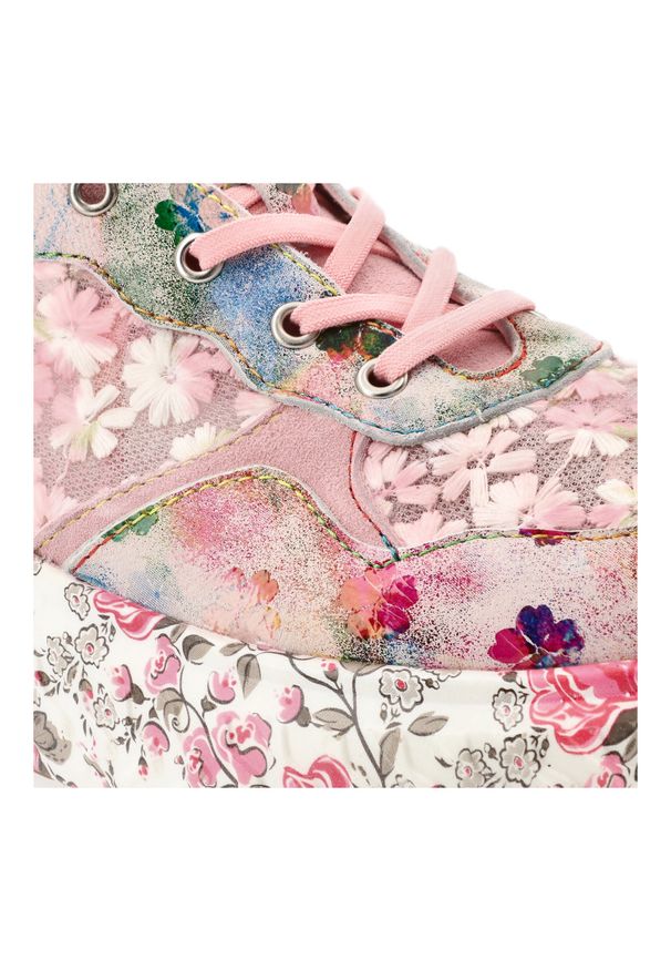 Sneakersy damskie Laura Vita, podwyższona podeszwa z ozdobnym wzorem na bokach oraz miękki kołnierz przy kostce, różowy, 64 SL26803B-64. Okazja: na co dzień. Kolor: różowy. Materiał: jeans, materiał. Szerokość cholewki: normalna. Wzór: aplikacja, kwiaty. Styl: casual