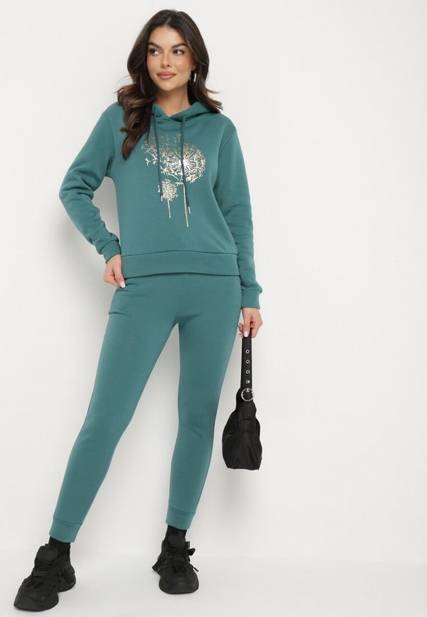 Born2be - Zielony Bawełniany Komplet Dresowy Ocieplany Bluza i Spodnie Sevizelle. Kolor: zielony. Materiał: bawełna, dresówka. Wzór: aplikacja, nadruk