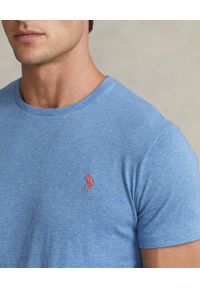 Ralph Lauren - RALPH LAUREN - Błękitny t-shirt z logo Custom Slim Fit. Typ kołnierza: polo. Kolor: niebieski. Materiał: bawełna, jersey. Długość rękawa: krótki rękaw. Wzór: haft. Styl: klasyczny