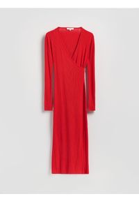 Reserved - Prążkowana sukienka z wiązaniem - czerwony. Kolor: czerwony. Materiał: prążkowany