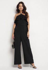 Born2be - Czarny Kombinezon Wiązany na Szyi z Metaliczną Ozdobą Tilindra. Kolor: czarny. Długość: długie. Wzór: aplikacja. Styl: elegancki, klasyczny #7