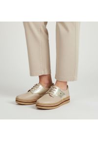Półbuty damskie Armodo, cholewka ze skóry naturalnej gładkiej z metaliczną wstawką klasyczne sznurowanie zaokrąglony nosek gruba warstwowa podeszwa w. Okazja: na co dzień. Zapięcie: sznurówki. Kolor: złoty. Materiał: skóra. Szerokość cholewki: normalna. Wzór: gładki. Styl: klasyczny #8