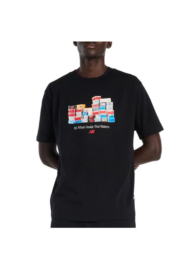 Koszulka męska New Balance MT61H0DXBK - czarna. Kolor: czarny. Materiał: bawełna. Długość rękawa: krótki rękaw. Długość: krótkie. Wzór: kolorowy