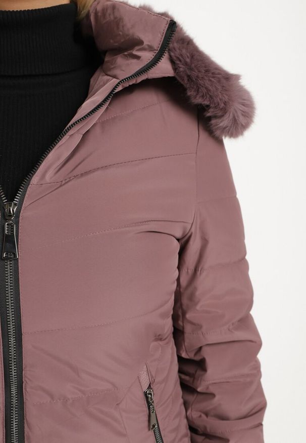 Born2be - Ciemnofioletowa Kurtka z Dwustronnym Suwakiem Odpinanym Kapturem i Futerkiem Itteira. Okazja: na co dzień. Kolor: fioletowy. Materiał: futro. Długość rękawa: długi rękaw. Długość: długie. Styl: casual, klasyczny