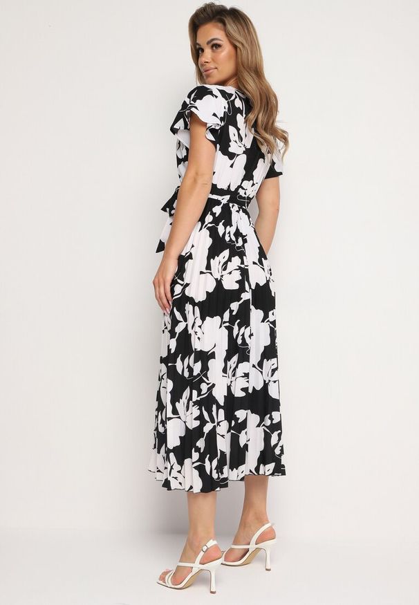 Born2be - Czarno-Biała Plisowana Koktajlowa Sukienka z Kopertowym Dekoltem Paskiem i Gumką w Talii Anelsea. Okazja: na spacer, na imprezę. Typ kołnierza: dekolt kopertowy. Kolor: czarny. Długość rękawa: krótki rękaw. Wzór: aplikacja. Typ sukienki: kopertowe. Styl: wizytowy