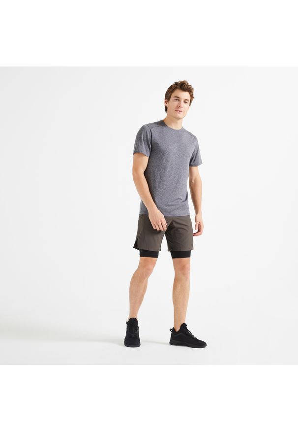 DOMYOS - Spodenki fitness cardio męskie Domyos 2 w 1. Kolor: wielokolorowy, brązowy, zielony. Materiał: poliester, materiał, elastan. Długość: krótkie. Sport: fitness