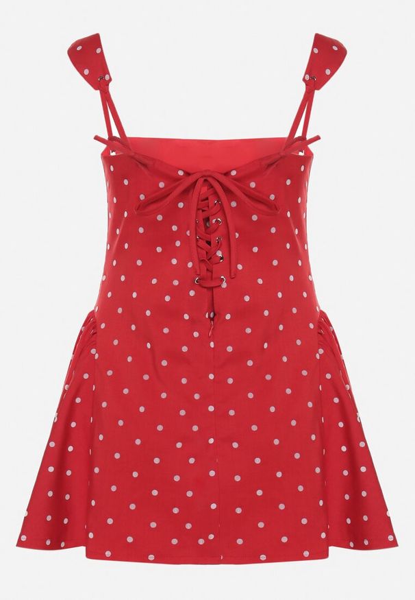 Born2be - Czerwona Sukienka Vices w Grochy o Rozkloszowanym Kroju z Wiązaniem na Ramiączkach Saririse. Okazja: na ślub cywilny, na wesele. Typ kołnierza: dekolt gorset, dekolt kwadratowy. Kolor: czerwony. Długość rękawa: na ramiączkach. Wzór: grochy. Typ sukienki: gorsetowe