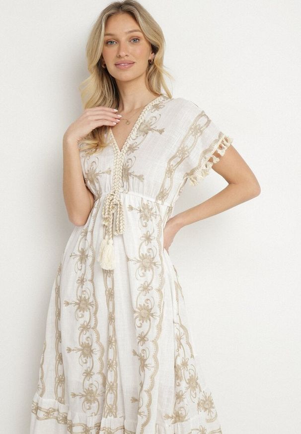 Born2be - Biała Bawełniana Sukienka w Boho Print Rozkloszowana z Metalicznymi Haftami i Frędzlami Divilea. Okazja: na co dzień. Typ kołnierza: dekolt w kształcie V. Kolor: biały. Materiał: bawełna. Długość rękawa: długi rękaw. Wzór: haft, nadruk. Styl: boho