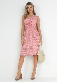 Born2be - Różowa Sukienka Midi z Wiskozy z Cienkimi Gumkami w Pasie i Kopertowym Dekoltem Manni. Typ kołnierza: dekolt kopertowy. Kolor: różowy. Materiał: wiskoza. Długość rękawa: bez rękawów. Wzór: kwiaty. Typ sukienki: kopertowe. Długość: midi #5