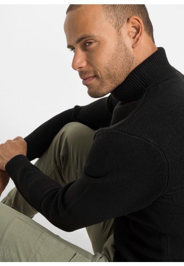 bonprix - Ciepły sweter z golfem, ze ściągaczem. Typ kołnierza: golf. Kolor: czarny. Materiał: prążkowany. Wzór: prążki