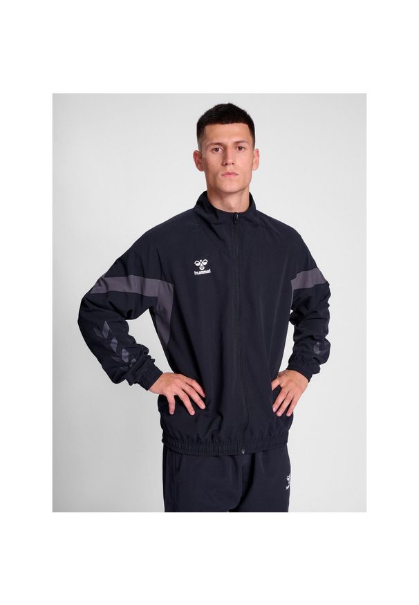 Kurtka z dresu Hummel Travel. Kolor: czarny. Materiał: dresówka. Sport: piłka nożna