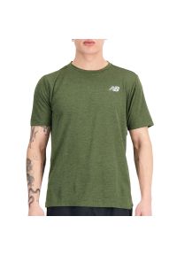 Koszulka New Balance MT21262KMU - zielona. Kolor: zielony. Długość rękawa: krótki rękaw. Długość: krótkie. Sport: fitness