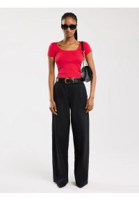 Big-Star - Koszulka damska slim z dekoltem caro czerwona Missa 603. Okazja: na co dzień. Kolor: czerwony. Materiał: jeans, materiał, żakard, prążkowany. Styl: casual