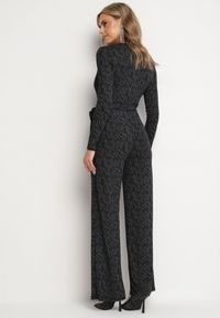 Born2be - Czarny Kombinezon z Wiskozą o Kopertowym Kroju z Paskiem Zdobiony Metaliczną Nicią Loradi. Okazja: na co dzień. Kolor: czarny. Materiał: wiskoza. Długość rękawa: długi rękaw. Długość: długie. Wzór: aplikacja. Styl: casual, elegancki #6